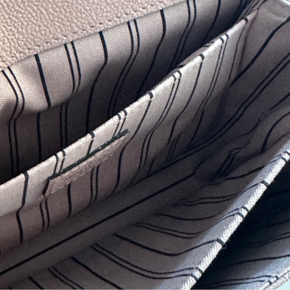 LOUIS VUITTON
Empreinte Pochette Metis Rose Poudre - Picture 6 of 16